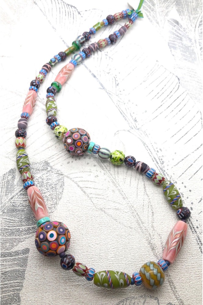 Collier long d'inspiration africaine avec de belles perles sélectionnées par Aniki Bijoux