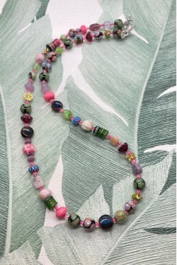 Collier long d'inspiration africaine avec de belles perles sélectionnées par Aniki Bijoux