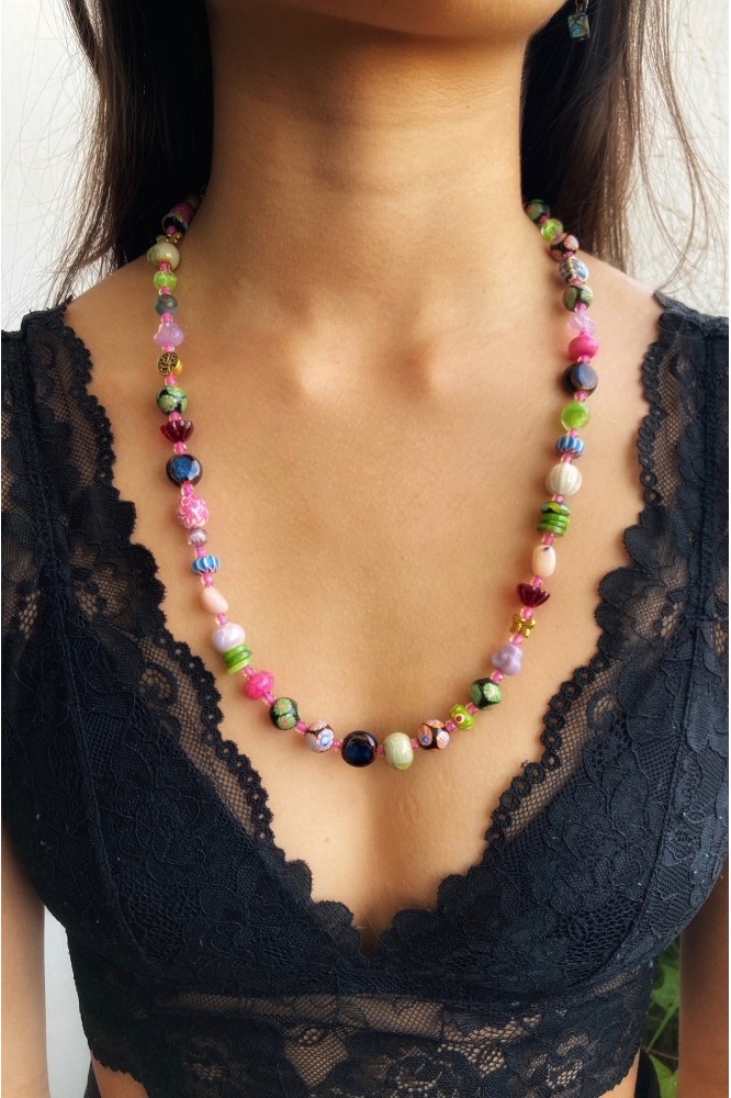 Collier long d'inspiration africaine avec de belles perles sélectionnées par Aniki Bijoux