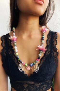 Collier long d'inspiration africaine avec de belles perles sélectionnées par Aniki Bijoux